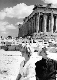 Portada:Plano medio de Aniela y Arthur Rubinstein posando delante del Partenón