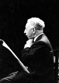 Portada:Plano medio de Arthur Rubinstein (perfil izquierdo) sentado