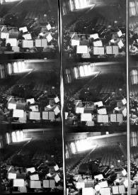 Portada:Plano general de Lorin Maazeel dirigiendo la orquesta, Arthur Rubinstein (perfil izquierdo) sentado al piano y la orquesta en diferentes posiciones