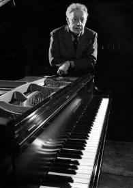 Portada:Plano medio de Arthur Rubinstein, de pie, apoyado en el piano posando
