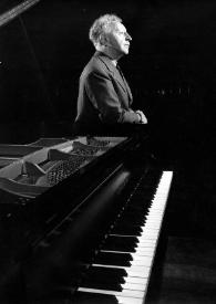 Portada:Plano medio de Arthur Rubinstein (perfil derecho), de pie, apoyado en el piano posando
