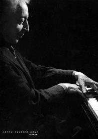 Portada:Plano medio de Arthur Rubinstein (perfil derecho) sentado al piano