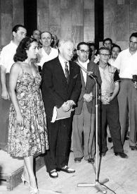 Portada:Plano general de una mujer, Arthur Rubinstein, un hombre, Henry Haftel Zvi y tres hombres posando, detrás el público