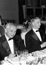 Portada:Plano medio de Vladimir Golschman, Gérard Baüer, Aniela Rubinstein y un hombre sentados en una mesa