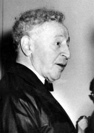 Portada:Plano medio de Arthur Rubinstein (perfil derecho) charlando