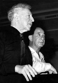Portada:Plano medio de Arthur Rubinstein (perfil derecho) y el director de orquesta Steinberg posando
