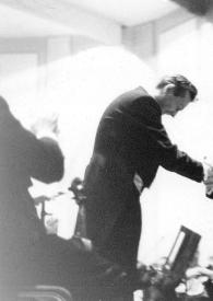 Portada:Plano general del director de la orquesta (perfil derecho) saludando a Arthur Rubinstein (medio perfil izquierdo)