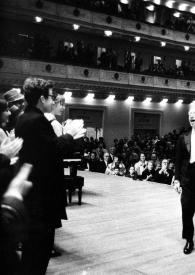 Portada:Plano general de Arthur Rubinstein en el escenario caminando hacia la orquesta, al fondo el píblico aplaudiendo
