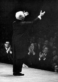 Portada:Plano general de Arthur Rubinstein de espaldas saludando al público que está de pie aplaudiendo