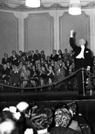 Portada:Plano general de Arthur Rubinstein saludando al público