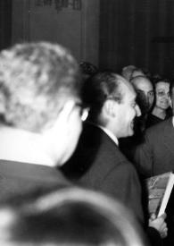 Portada:Plano medio de Arthur Rubinstein rodeado de sus admiradores posando