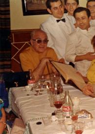Portada:Foto de familia de un hombre, los camareros del restaurante, una mujer, Arthur Rubinstein, Anita Núñez de Zuloaga y un hombre posando
