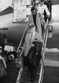 Portada:Plano general de Arthur Rubinstein bajando por las escalerillas de un avión