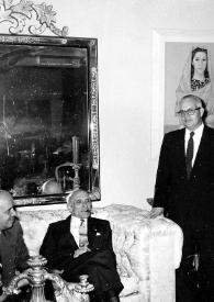 Portada:Plano general de dos hombres, Señor  Zuloaga y Arthur Rubinstein posando sentados en el salón