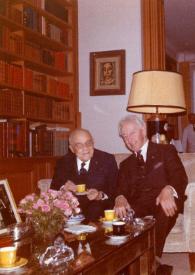 Portada:Plano general de Louis Pasteur Valéry Radot y Arthur Rubinstein posando sentados en un sofá. Al fondo Adam C. Kalinowski