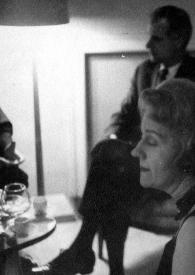 Portada:Plano medio de Aniela Rubinstein (perfil izquierdo) sentada con los ojos cerrados, al fondo un hombre