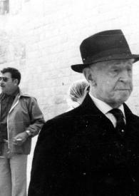 Portada:Plano medio de Arthur Rubinstein caminando con un hombre junto al Muro de las Lamentaciones
