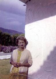 Portada:Plano medio de Aniela Rubinstein posando apoyada en una pared, con vestido verde y chaqueta