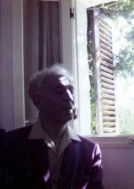 Portada:Plano medio de Arthur Rubinstein posando junto a una ventana. Fotografía tomada a contraluz