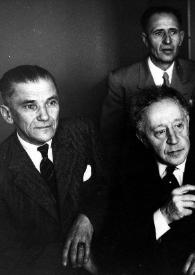 Portada:Plano medio de Arthur Rubinstein y tres hombres posando