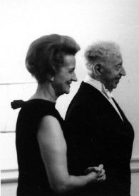 Portada:Plano medio de Aniela y Arthur Rubinstein (ambos de perfil derecho) charlando con una mujer
