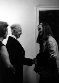 Portada:Plano medio de Aniela y Arthur Rubinstein (ambos de perfil derecho) saludando a una mujer