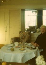 Portada:Plano medio de Arthur Rubinstein sentado en una mesa de desayuno, posando