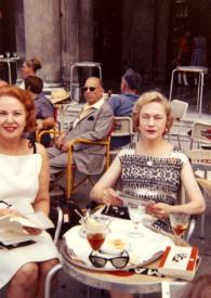 Portada:Plano medio de Sylvia Mann y Odette Golschmann sentadas en la terraza de una cafetería
