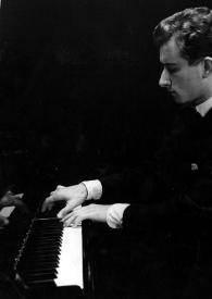 Portada:Plano medio de François-René Duchable (perfil izquierdo) sentado al piano