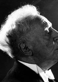 Portada:Primer plano de Arthur Rubinstein (perfil derecho) fumando un puro