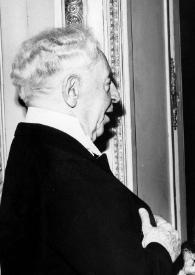 Portada:Plano medio de Arthur Rubinstein charlando con una mujer, detrás de ellos André Jeanneret