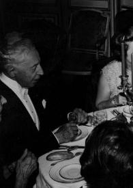 Portada:Plano general de la mesa, sentados: Arthur Rubinstein, una mujer, un hombre, Juliette Achard y André Jeanneret