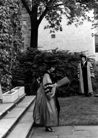 Portada:Plano general de Alina Rubinstein (perfil derecho) caminando con el diploma en la mano, al fondo otro diplomado