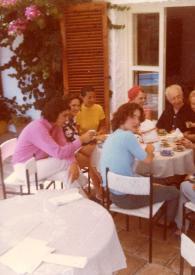 Portada:Plano general de la mesa: Estrella Rosenblatt, Arthur Rubinstein, Aniela Rubinstein y cinco nietos de Estrella Rosenblatt