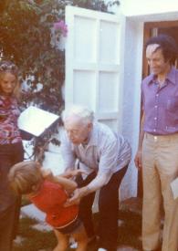 Portada:Plano general de Arthur Rubinstein jugando con un niño mientras Barbara Mlynarska-Büchner y un hombre les observan