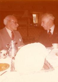 Portada:Plano medio de Lionel Tertis y Arthur Rubinstein sentados en una mesa charlando