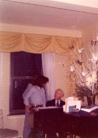 Portada:Plano medio de Arthur Rubinstein sentado al piano, detrás Amy Coffin Rubinstein y Alexander Coffin Rubinstein charlando
