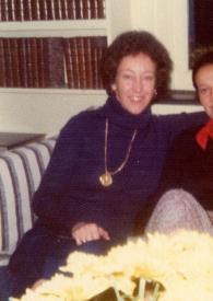 Portada:Plano general de Eva Rubinstein y Anka Milstein posando sentadas en un sofá