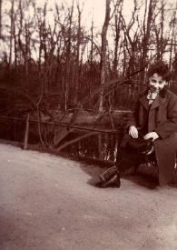 Portada:Plano general de Arthur Rubinstein, con doce años, posando sentado en la barandilla de un estanque