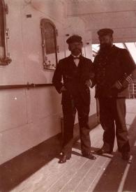 Portada:Plano general de un marinero y un oficial posando en la cubierta del barco