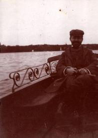 Portada:Plano general de un hombre posando sentado en un barca navegando