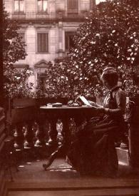 Portada:Plano general de la Señora Hartzell (perfil izquierdo) sentada en una mesa leyendo
