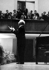 Portada:Plano general de Arthur Rubinstein (perfil izquierdo) saludando al público (en pie, aplaudiendo) a la izquierda de la foto