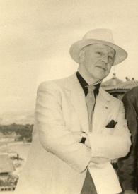 Portada:Plano medio de Arthur Rubinstein y un hombre posando en una terraza apoyados en una barandilla