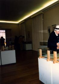 Portada:Plano medio de Aniela Rubinstein observando una de las vitrinas de la exposición junto a un hombre y a una mujer