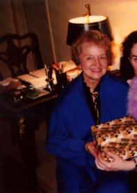 Portada:Plano medio de Aniela Rubinstein y Marian Seldes posando sentadas en un sofá con un regalo en las manos