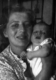 Portada:Plano medio de Maria Tomicka sujetando entre sus brazos a un bebé y posando