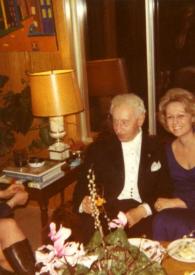 Portada:Plano medio de Arthur Rubinstein, Mary Krance y Magda Krance posando sentados en un sofá