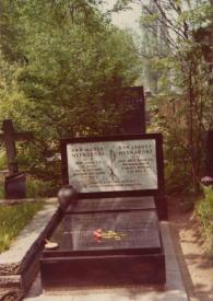 Portada:Vista general de una de las tumba de la familia Mlynarski, de dos jovenes muertos en la secunda guerra mundial