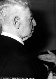 Portada:Plano medio de Arthur Rubinstein (perfil derecho) y Alexandre Tansman (perfil izquierdo) charlando